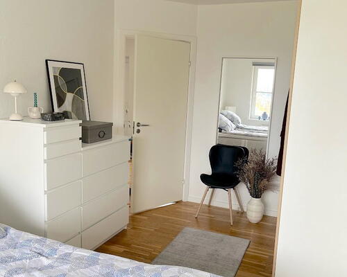 Attraktiv 2-værelses lejlighed med solrig terrasse, og husdyr tilladt