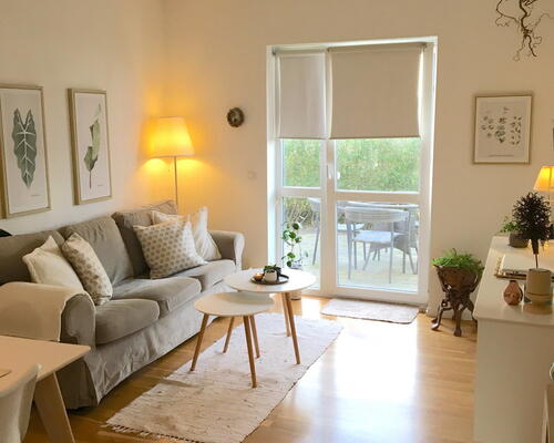 Attraktiv 2-værelses lejlighed med solrig terrasse, og husdyr tilladt