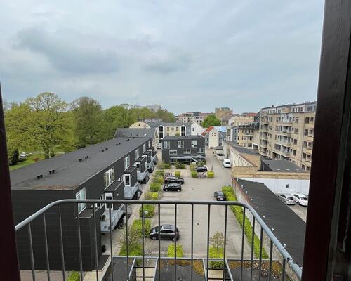 Indbydende lejlighed med altan i hjertet af Aalborg