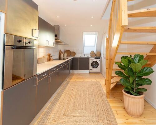 Rummelig lejlighed med altan i hjertet af Aalborg