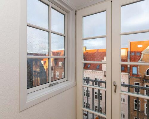 Rummelig lejlighed med altan i hjertet af Aalborg