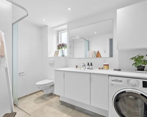 Lækker 2-vær. lejlighed på 1. sal med egen privat altan i nyopført ejendom i Hasselager.