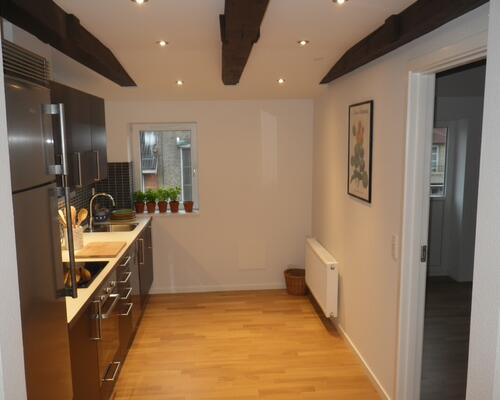 Charmerende taglejlighed med altan og fjordudsigt