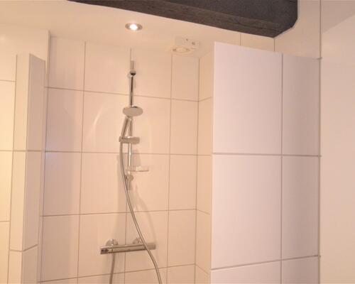 Charmerende taglejlighed med altan og fjordudsigt