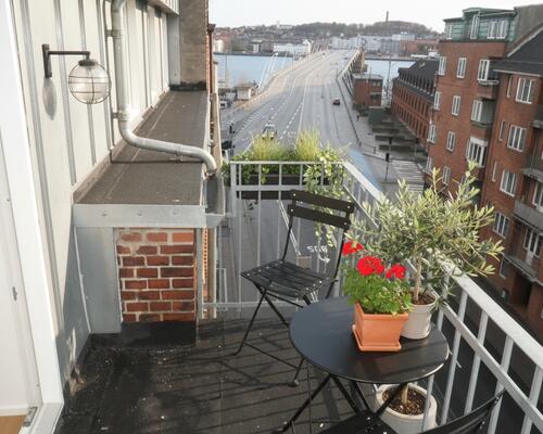 Charmerende taglejlighed med altan og fjordudsigt