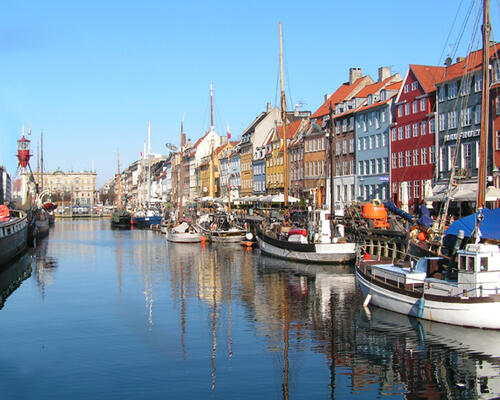 Stjernekigger badeværelse i skøn Nyhavn  lejlighed lige ved kanalen i Nyhavn