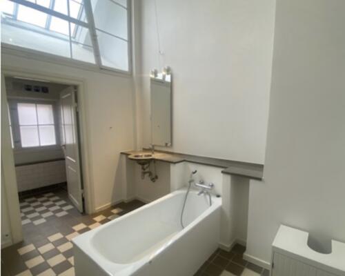 Stjernekigger badeværelse i skøn Nyhavn  lejlighed lige ved kanalen i Nyhavn