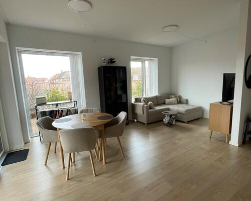 NYE BILLEDER - Fantastisk lejlighed med egen stor overdækket terrasse