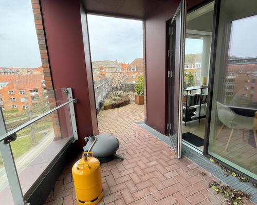 NYE BILLEDER - Fantastisk lejlighed med egen stor overdækket terrasse