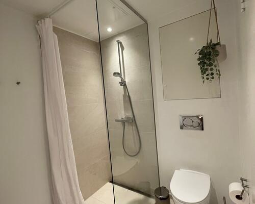 NYE BILLEDER - Fantastisk lejlighed med egen stor overdækket terrasse