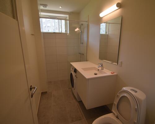 Renoveret lejlighed på Frederiksbjerg. Delevenlig for 3