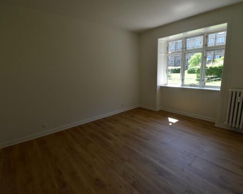 Renoveret lejlighed på Frederiksbjerg. Delevenlig for 3