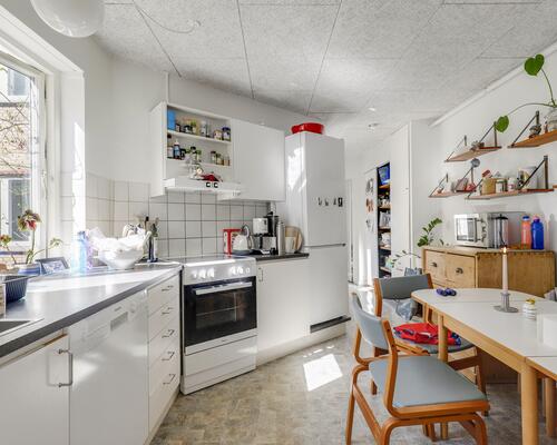 Lys og rummelig 4-værelses lejlighed på 110 m² med to stuer