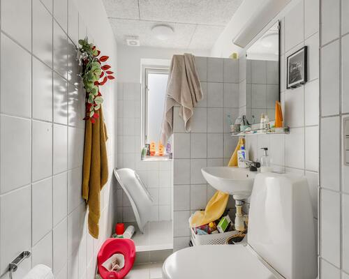 Lys og rummelig 4-værelses lejlighed på 110 m² med to stuer