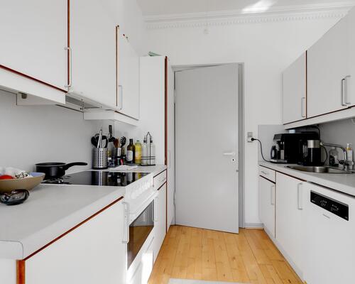 Lys og rummelig lejlighed med store opholdsrum og altan