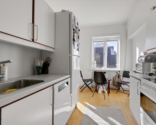 Lys og rummelig lejlighed med store opholdsrum og altan