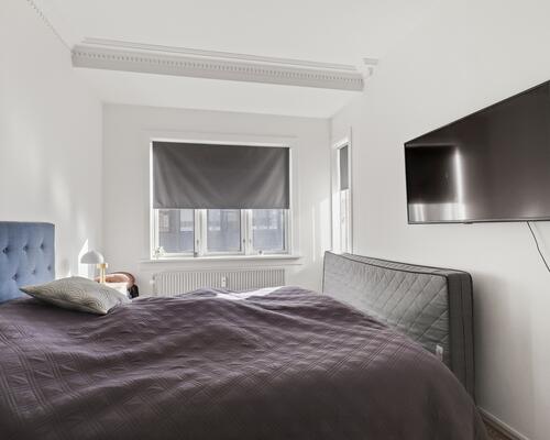 Lys og rummelig lejlighed med store opholdsrum og altan