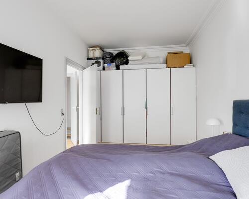 Lys og rummelig lejlighed med store opholdsrum og altan