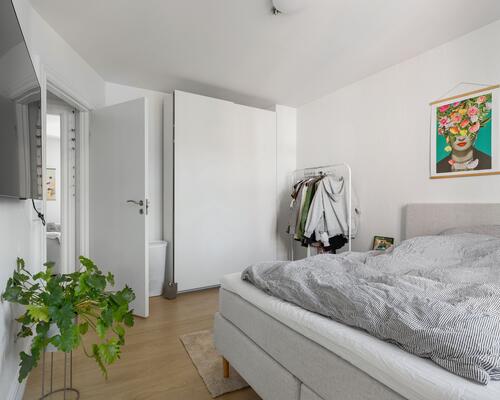 Lys og moderne 2-værelses lejlighed med god planløsning