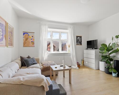 Lys og moderne 2-værelses lejlighed med god planløsning