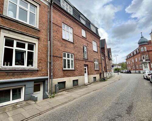 Lys og moderne 2-værelses lejlighed med god planløsning