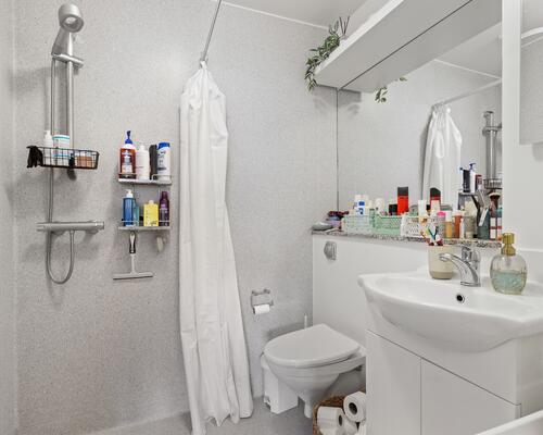 Lys og moderne 2-værelses lejlighed med god planløsning