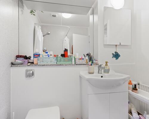 Lys og moderne 2-værelses lejlighed med god planløsning