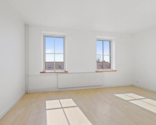 Lys og velindrettet lejlighed med god planløsning