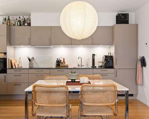 Attraktiv 2-værelses lejlighed med altan på populære Jægergårdsgade