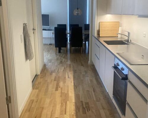 Lys og moderne 2-værelses lejlighed med egen terrasse udlejes i Aarhus C