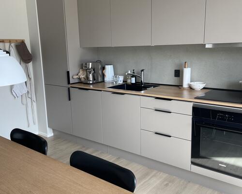 Lys og velindrettet 3-værelses med overdækket altan