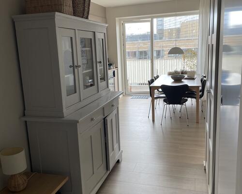 Lys og velindrettet 3-værelses med overdækket altan