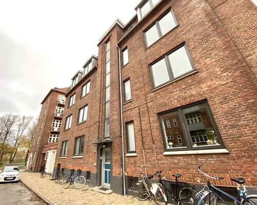 Indbydende 3-værelses lejlighed med altan i Odense C