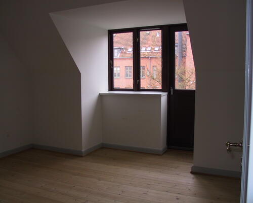 Lys 2-værelses lejlighed med altan i Odense C