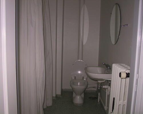 Lys 2-værelses lejlighed med altan i Odense C