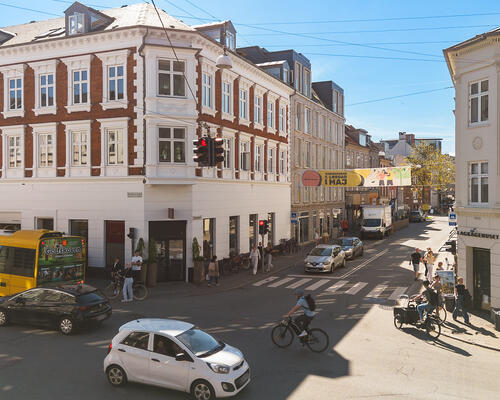 Attraktiv 2-værelses lejlighed med altan på populære Jægergårdsgade