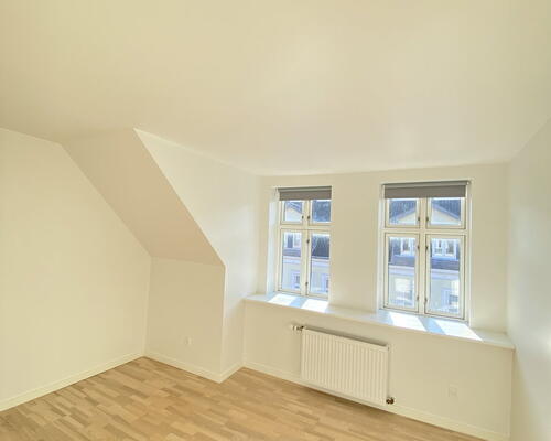 Lys delevenlig 4-værelses, med adgang til stor have