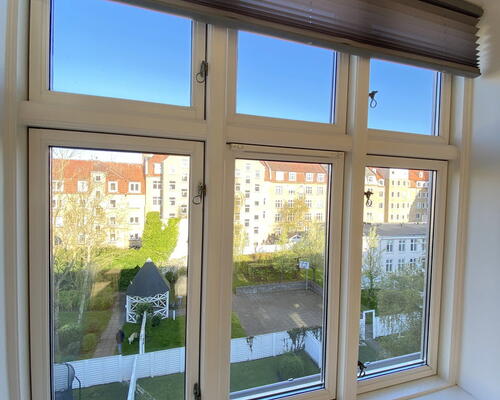 Lys delevenlig 4-værelses, med adgang til stor have