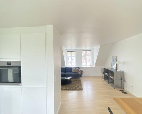 Lys delevenlig 4-værelses, med adgang til stor have