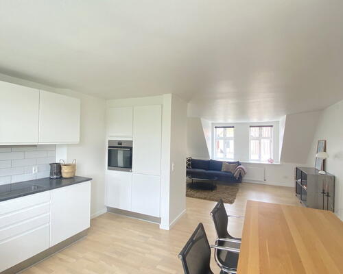 Lys delevenlig 4-værelses, med adgang til stor have