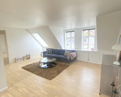 Lys delevenlig 4-værelses, med adgang til stor have