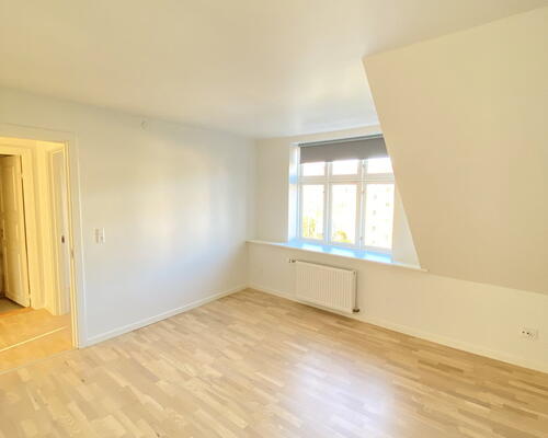 Lys delevenlig 4-værelses, med adgang til stor have