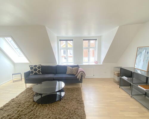 Lys delevenlig 4-værelses, med adgang til stor have