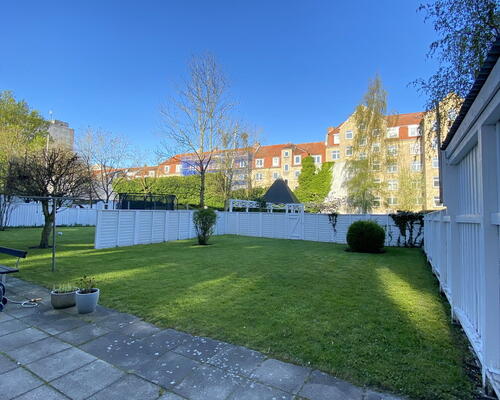 Lys delevenlig 4-værelses, med adgang til stor have