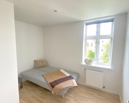 Lys delevenlig 4-værelses, med adgang til stor have