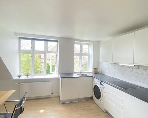 Lys delevenlig 4-værelses, med adgang til stor have