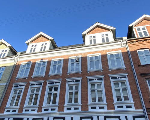 Lys delevenlig 4-værelses, med adgang til stor have