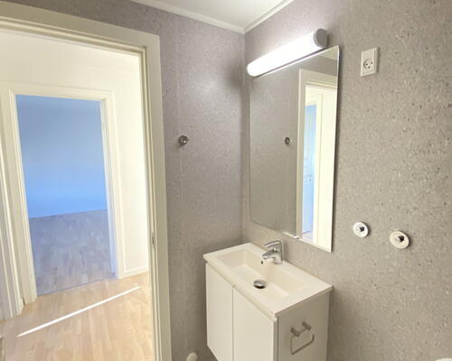 Lys delevenlig 4-værelses, med adgang til stor have