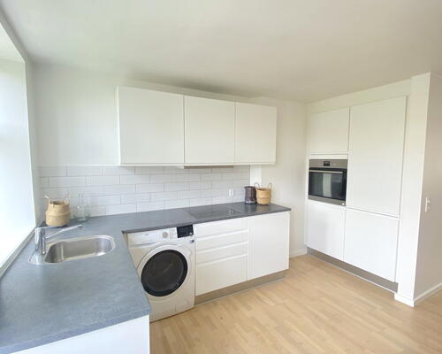 Lys delevenlig 4-værelses, med adgang til stor have