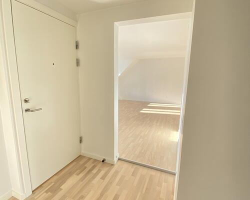 Lys delevenlig 4-værelses, med adgang til stor have